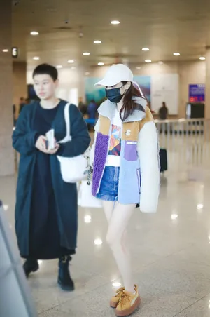 彭小苒清新养眼机场照图片_5