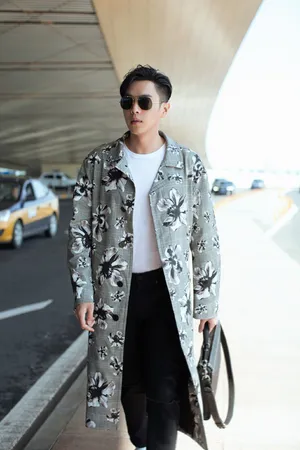 张若昀时尚帅气机场照图片_1
