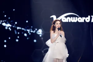 彭小苒性感动人舞台照图片_3
