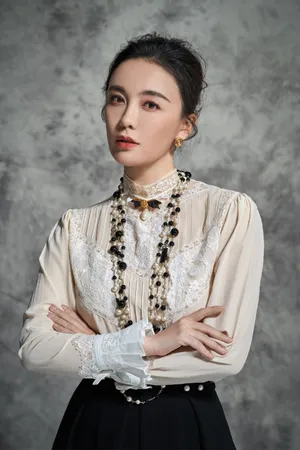 吕佳容蕾丝黑裙冷艳写真图片