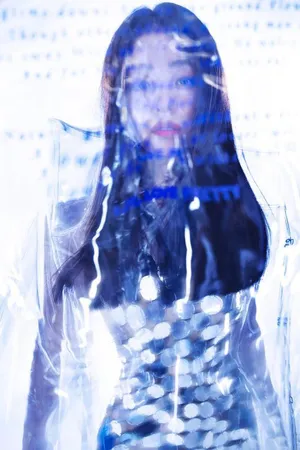 张靓颖迷幻朦胧艺术写真图片_2