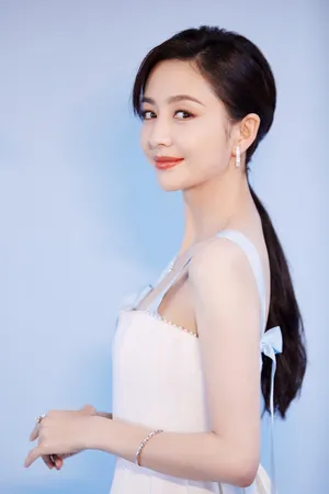 佟丽娅优雅性感写真图片