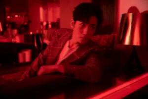朱一龙帅气朦胧光影写真图片