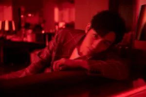 朱一龙帅气朦胧光影写真图片