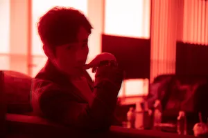朱一龙帅气朦胧光影写真图片_2