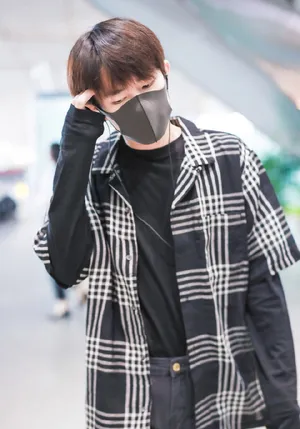 易烊千玺阳光帅气机场私服照图片