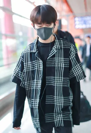 易烊千玺阳光帅气机场私服照图片_2