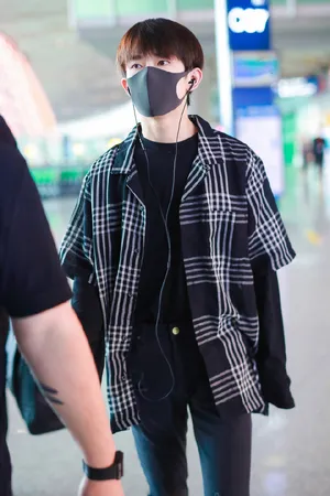 易烊千玺阳光帅气机场私服照图片_3