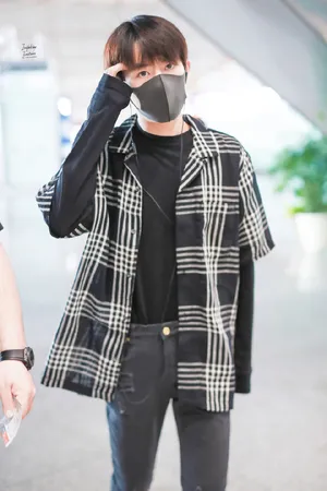 易烊千玺阳光帅气机场私服照图片_4