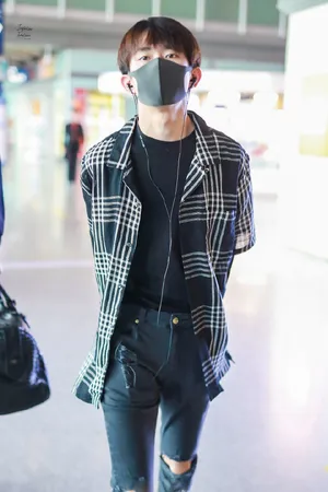易烊千玺阳光帅气机场私服照图片_5