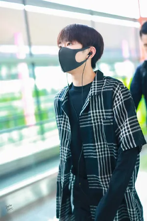 易烊千玺阳光帅气机场私服照图片_7