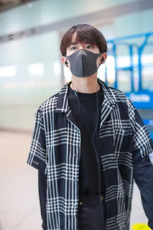 易烊千玺阳光帅气机场私服照图片_8