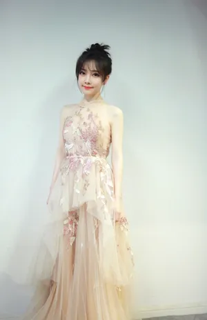 冯提莫甜美性感活动写真图片_2