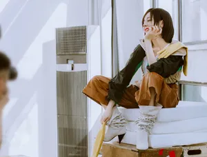 迪丽热巴阳光俏皮写真花絮图片_4
