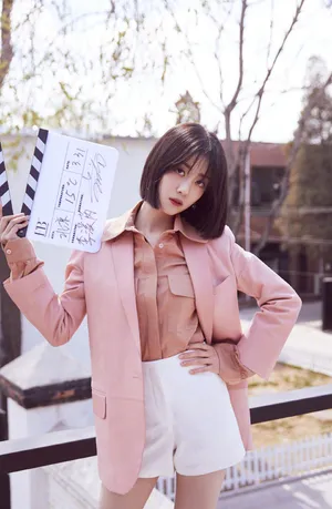 李溪芮粉色西装时尚写真图片
