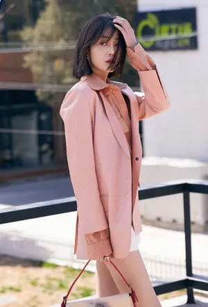 李溪芮粉色西装时尚写真图片