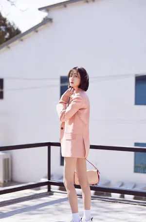 李溪芮粉色西装时尚写真图片_3
