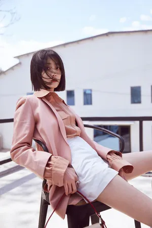 李溪芮粉色西装时尚写真图片_5