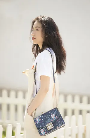 周雨彤甜美元气时尚街拍图片