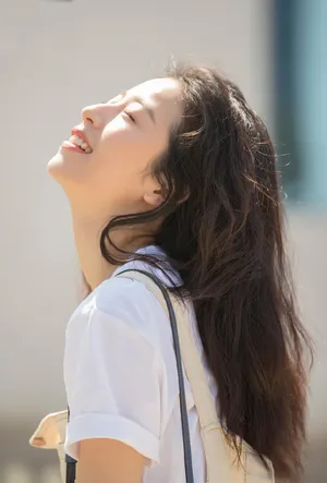 周雨彤甜美元气时尚街拍图片_8