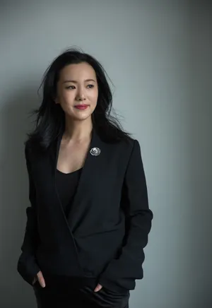 咏梅优雅魅力性感黑白写真图片_3
