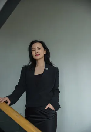 咏梅优雅魅力性感黑白写真图片_4