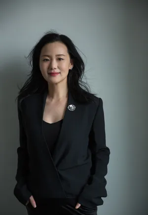 咏梅优雅魅力性感黑白写真图片_5