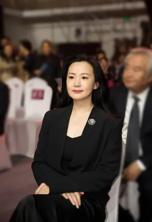 咏梅优雅魅力性感黑白写真图片_8