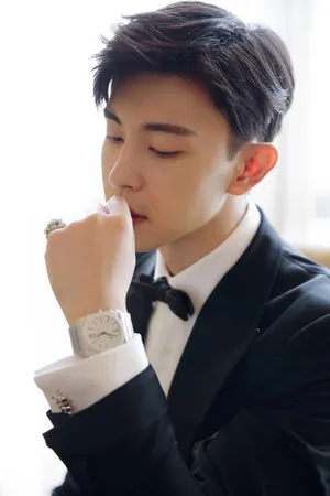 邓伦绅士儒雅风写真图片_1