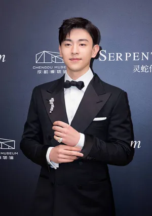 邓伦绅士儒雅风写真图片_5