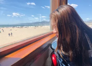 张雪迎灵动俏皮旅拍图片