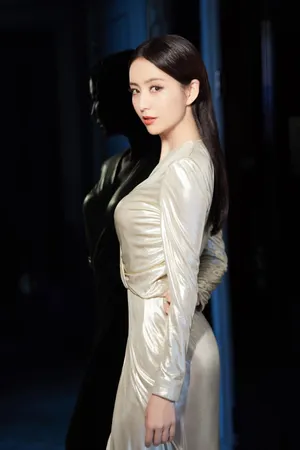 佟丽娅高贵典雅性感写真图片
