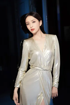 佟丽娅高贵典雅性感写真图片