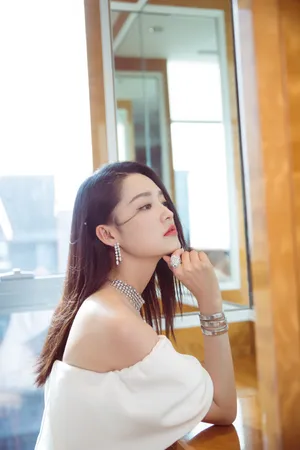 李沁白皙仙气性感写真图片_2