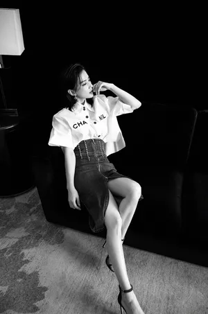 黄圣依时尚摩登黑白写真图片_2
