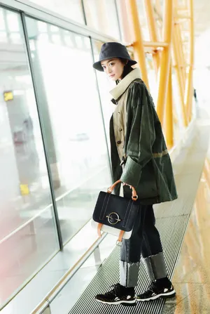 何泓姗唯美机场私服照图片_1
