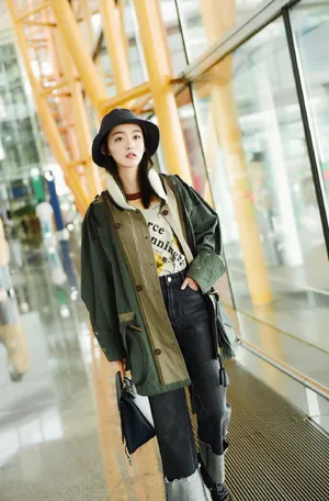何泓姗唯美机场私服照图片_2