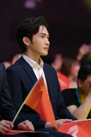 张彬彬帅气活动照图片_5