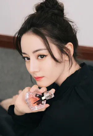 迪丽热巴酷甜代言写真图片