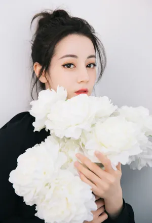 迪丽热巴酷甜代言写真图片_1