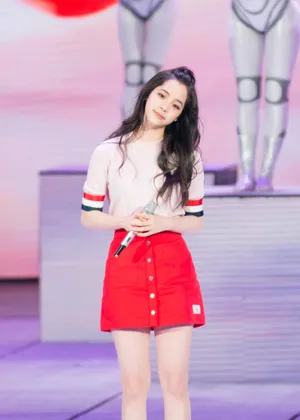 欧阳娜娜五四晚会清新甜美图片