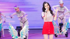 欧阳娜娜五四晚会清新甜美图片_3