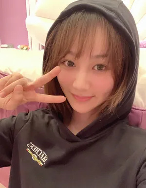 杨紫可爱俏皮自拍图片