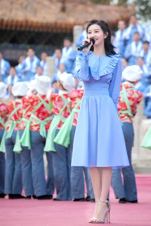 景甜央视五一晚会性感图片