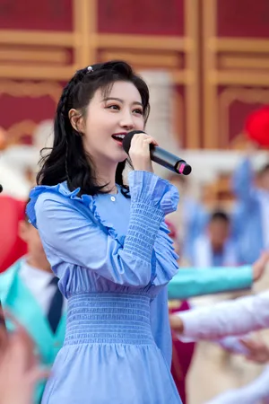 景甜央视五一晚会性感图片