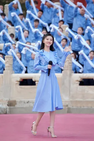 景甜央视五一晚会性感图片_4