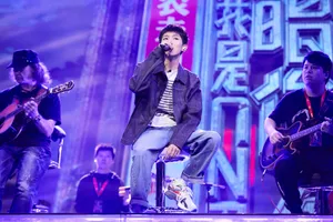 我是唱作人王源帅气剧照图片
