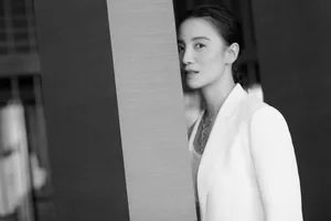 宋佳白色西装时尚干练写真图片_4