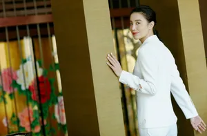 宋佳白色西装时尚干练写真图片_5