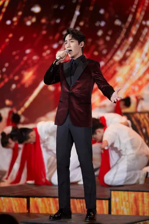 朱一龙五四晚会帅气图片_4